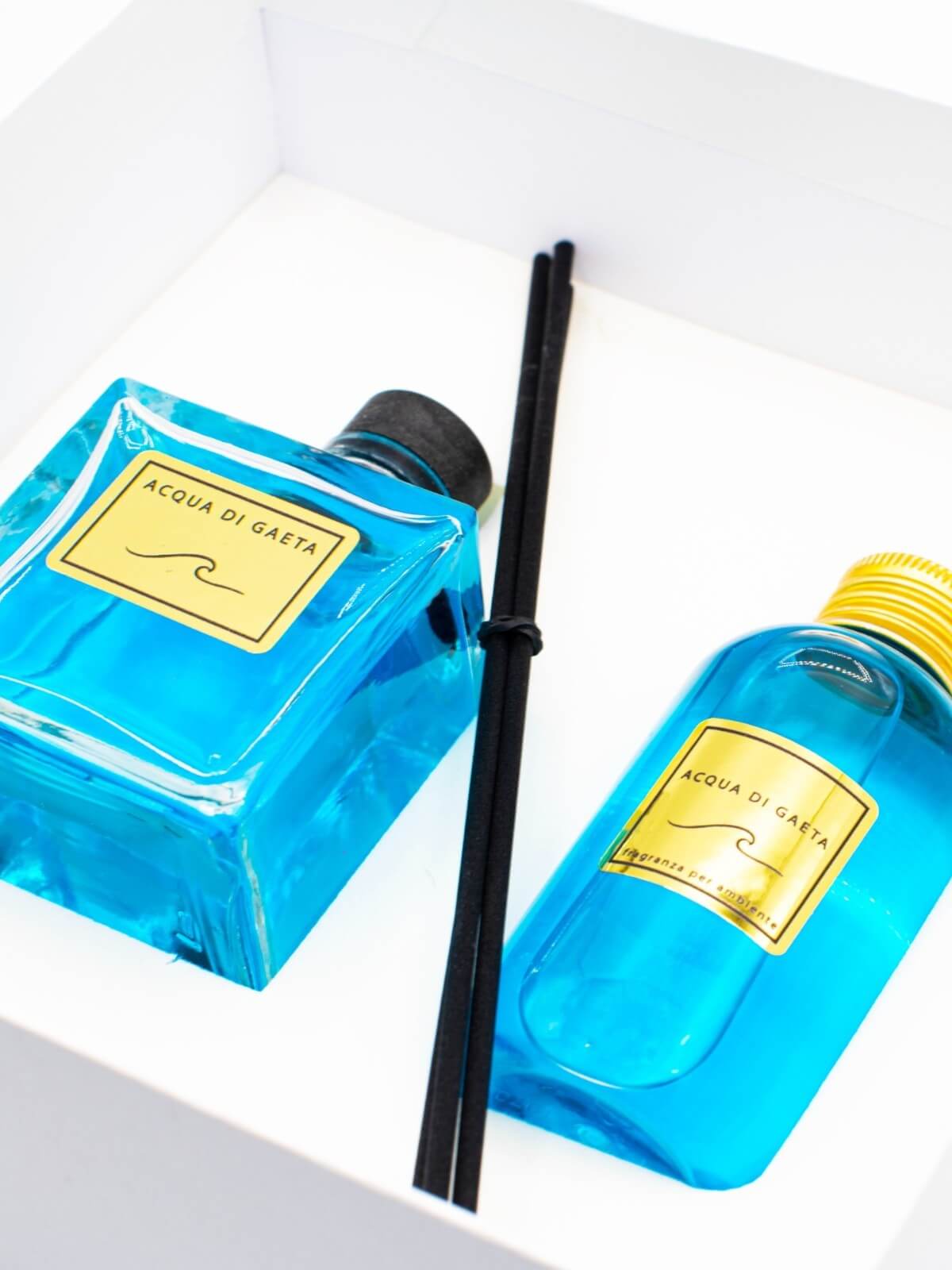 Box Regalo Acqua di Gaeta Profumo per ambiente 100 ml con Ricarica 100 ml in elegant packaging with blue bottles.