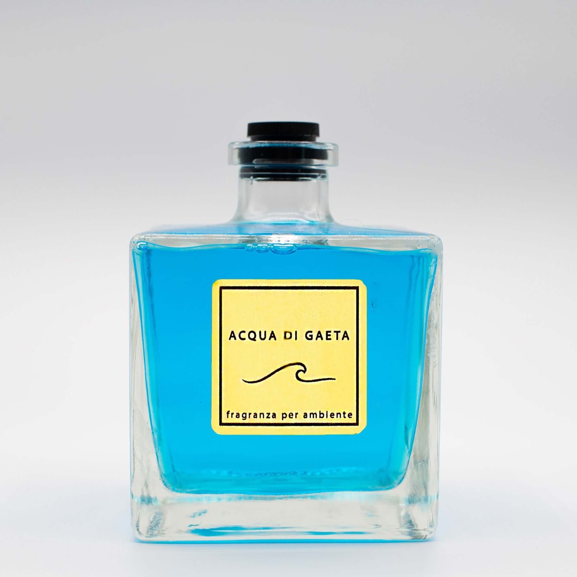 Acqua di Gaeta — Profumatore d’Ambiente 500 ml in un elegante flacone blu con etichetta gialla.